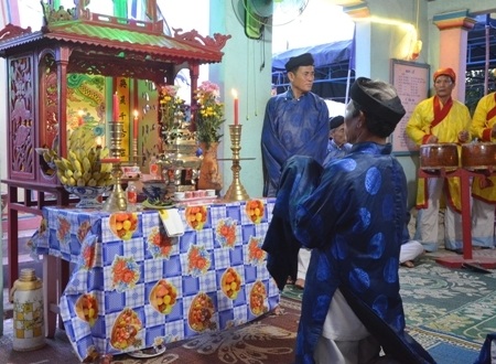 Ngày giỗ tổ tiên Đội hùng binh Hoàng Sa kiêm quản Bắc Hải - 1 Nghi thức lễ cúng.