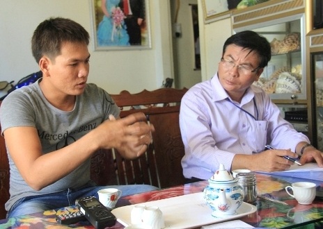 Ngư dân trên tàu cá 96293-TS (bên trái) kể lại sự việc hỏng máy ở quần đảo Trường Sa vừa qua.