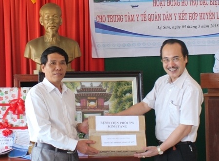 Cấp phát thuốc đến tận tay người nghèo.