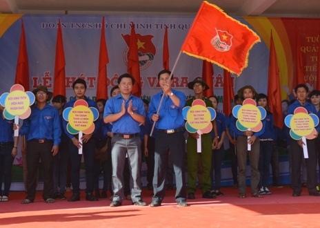 Quảng Ngãi: Hàng ngàn đoàn viên ra quân tình nguyện hè - 2 Phất cờ xuất quân chiến dịch Thanh niên tình nguyện hè năm 2015.