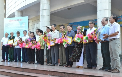 Hồi tưởng 50 năm Chiến thắng Ba Gia qua những hiện vật lịch sử - 3 Tặng quà và ghi nhận những cựu chiến binh cùng người dân hiến tặng hiện vật.