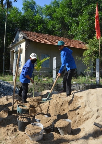 Quảng Ngãi: Hàng ngàn đoàn viên ra quân tình nguyện hè - 3 Tuổi trẻ ra quân làm đường bê tông nông thôn dưới cái nắng cháy da ở miền Trung.