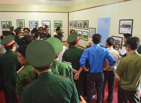 Hồi tưởng 50 năm Chiến thắng Ba Gia qua những hiện vật lịch sử - 4 Đông đảo lực lượng vũ trang và đoàn viên thanh niên tham quan triển lãm.