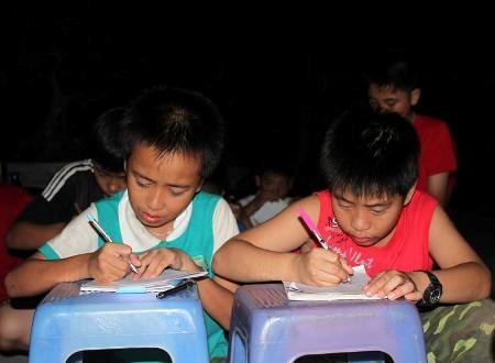 Xúc động hình ảnh chiến sĩ nhí rơi lệ bên từng cánh thư xa - 3 Hồng Long