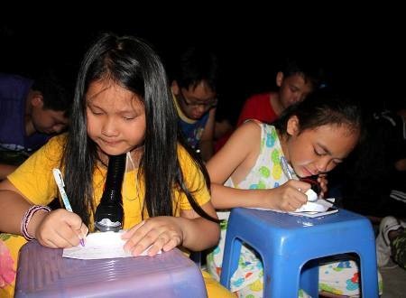 Xúc động hình ảnh chiến sĩ nhí rơi lệ bên từng cánh thư xa - 5 Hồng Long