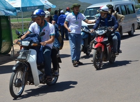 Các tình nguyện viên ở tỉnh Bình Định dùng xe máy đưa thí sinh và người nhà đến nơi ở miễn phí.
