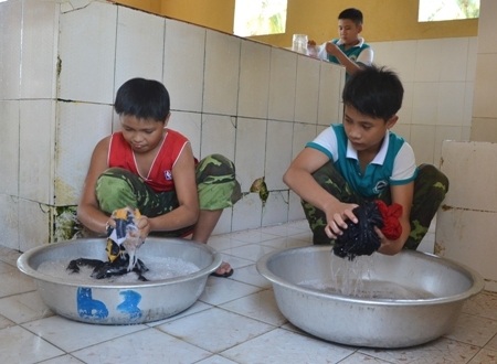 Chiến sĩ nhí ướt đẫm mồ hôi trên thao trường - 4 Chiến sĩ nhí tranh thủ giặt đồ sau bữa cơm trưa.