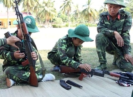 Chiến sĩ nhí ướt đẫm mồ hôi trên thao trường - 2 Chiến sĩ nhí tự tháo và lắp súng AK.