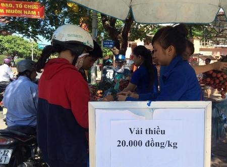 Giá vải thiều được niêm yết tại điểm bán trước Tỉnh đoàn Quảng Ngãi.