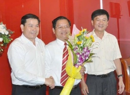 Hai Phó Bí thư chúc mừng tân Bí thư Tỉnh ủy Quảng Ngãi Lê Viết Chữ (giữa).