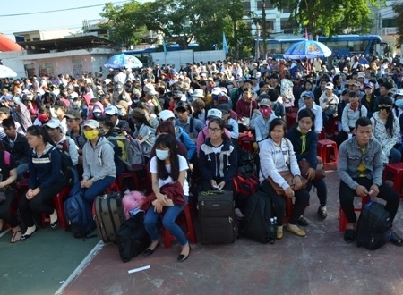 Hàng ngàn thí sinh ngồi chờ đến giờ đưa đi thi miễn phí.