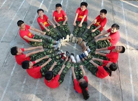 Chiến sĩ nhí ướt đẫm mồ hôi trên thao trường - 8 Hồng Long