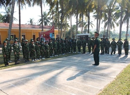 Chiến sĩ nhí ướt đẫm mồ hôi trên thao trường - 1 Học điều lệnh.