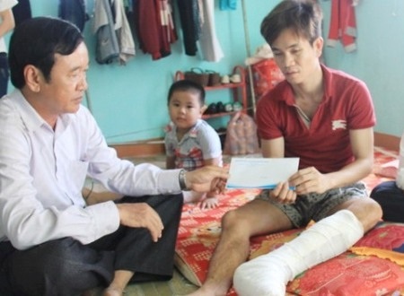 Hỗ trợ 2 ngư dân bị tàu Trung Quốc tấn công gây trọng thương - 1 Ngư dân Đoàn còn đau đớn và đi lại rất khó khăn.