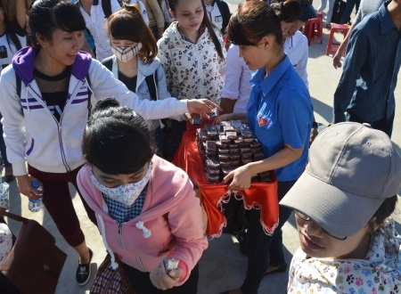 Phát bánh đậu đỏ đến thí sinh, cầu mong vượt vũ môn may mắn.