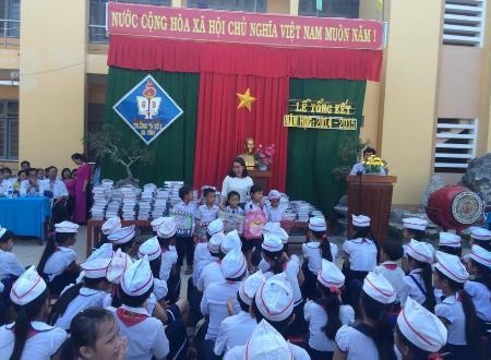 Tặng quà cho học sinh ở đảo Lý Sơn.