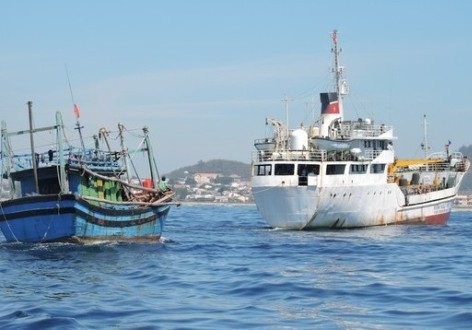 Tàu Hải quân lai dắt tàu cá Quảng Ngãi về cập đảo Lý Sơn.