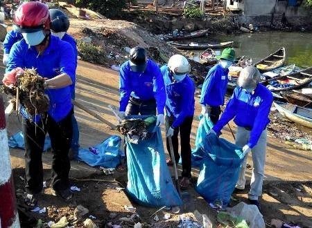 Thanh niên ra quân dọn rác thải ven biển.