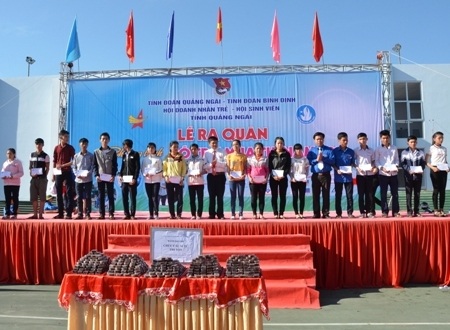 Trao quà đến 20 thí sinh có hoàn cảnh khó khăn.