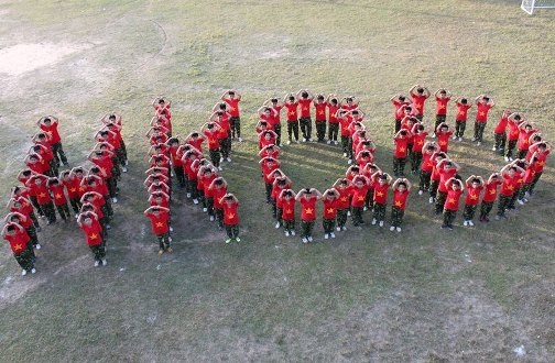 Xếp chữ HKQĐ (nghĩa là học kỳ quân đội).