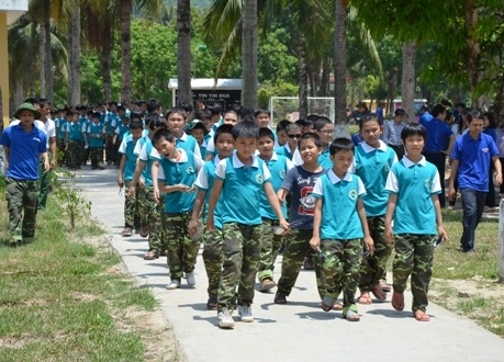 Chiến sĩ nhí ướt đẫm mồ hôi trên thao trường - 3 Xếp thành hàng ngũ đi vào nhà ăn.