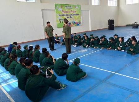 Gần 40 học sinh tập làm chiến sĩ công an nhân dân - 1 Học điều lệnh công an nhân dân.