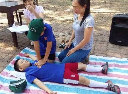 Gần 40 học sinh tập làm chiến sĩ công an nhân dân - 2 Học kỹ năng sơ cứu nạn nhân bị say nắng.