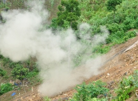 Khói thuốc nổ bốc lên từ lòng hầm khi bị đánh sập.