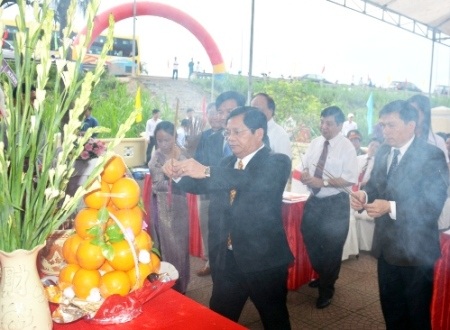 Tưởng niệm 130 năm ngày thủ lĩnh đầu tiên của phong trào Cần Vương hy sinh - 3 Dâng hương trước mộ cụ Lê Trung Đình.