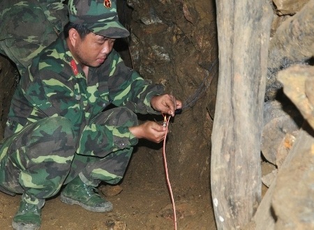 Lực lượng công binh đấu nối dây để giật thuốc nổ từ xa.