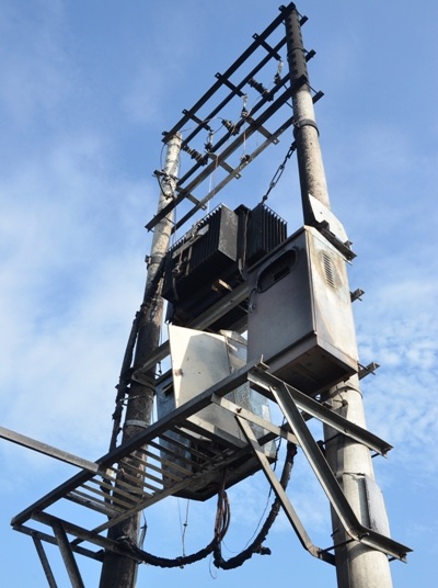 Trạm biến áp gần nhà kho cũng bị cháy nổ.