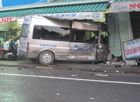 Xe khách húc đổ tường nhà dân và làm 3 người thương nặng.