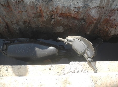 Hố công trình sâu và nguy hiểm nhưng không hề có rào chắn.