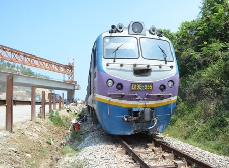 Tảng đá lớn nằm giữa đường ray, 3 toa tàu trật bánh - 2 Đầu tàu SE4 nằm bất động và chờ lực lượng cứu hộ.