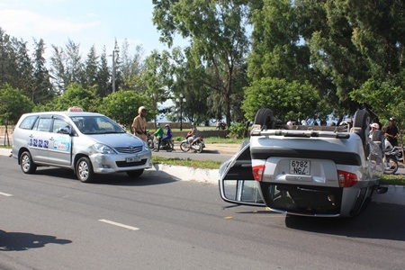 Taxi lật ngửa, tài xế bị thương - 2 Taxi lật ngửa, tài xế bị thương - 2