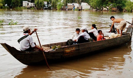 Đê vỡ liên tiếp, nhiều tài sản bị nước nhấn chìm - 2 Đê vỡ liên tiếp, nhiều tài sản bị nước nhấn chìm - 2