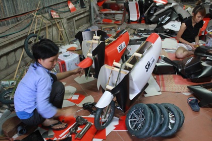 Cận cảnh xưởng sản xuất xế hộp, SH, Dylan “giả” - 1