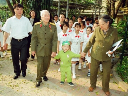 Vinh quang anh đã đặt đâu đó, còn tình yêu ở mãi - 2 Vinh quang anh đã đặt đâu đó, còn tình yêu ở mãi - 2