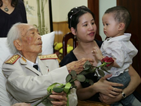 Vinh quang anh đã đặt đâu đó, còn tình yêu ở mãi - 4 Vinh quang anh đã đặt đâu đó, còn tình yêu ở mãi - 4