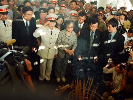Vinh quang anh đã đặt đâu đó, còn tình yêu ở mãi - 6 Vinh quang anh đã đặt đâu đó, còn tình yêu ở mãi - 6