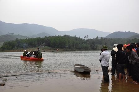 Lật thuyền, hai vợ chồng chết đuối thương tâm  - 1