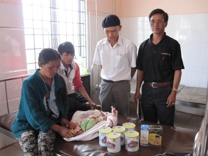 Bạn đọc giúp đỡ “nóng” người anh nuôi em tại bệnh viện - 1 Bạn đọc giúp đỡ “nóng” người anh nuôi em tại bệnh viện - 1