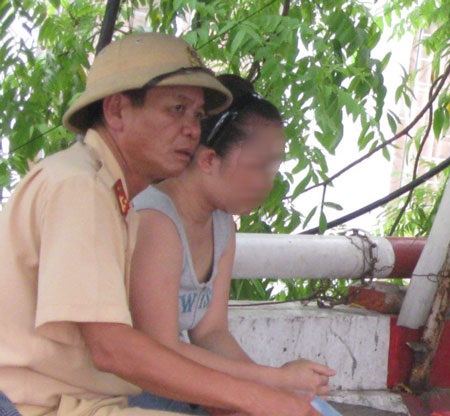 Thót tim giải cứu cô gái định nhảy xuống sông Hồng tự tử - 1 Thót tim giải cứu cô gái định nhảy xuống sông Hồng tự tử - 1