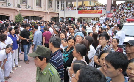 Đã tìm thấy bé sơ sinh bị bắt cóc tại Bệnh viện Phụ Sản - 2 Đã tìm thấy bé sơ sinh bị bắt cóc tại Bệnh viện Phụ Sản - 2