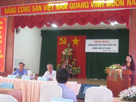 Đình chỉ công tác 2 cán bộ VKS ăn nhậu trên "du thuyền" - 1 Đình chỉ công tác 2 cán bộ VKS ăn nhậu trên "du thuyền" - 1