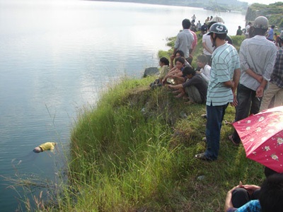 Tử thi nữ nổi trên “hồ tử thần” - 1