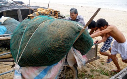 Chuyện ra khơi của 2 lão ngư mù  - 1