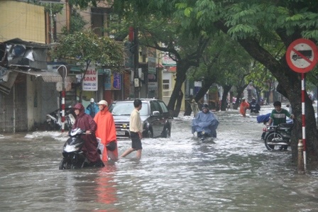 Mưa lớn, lũ lên nhanh, miền Trung nhiều thiệt hại - 4 Mưa lớn, lũ lên nhanh, miền Trung nhiều thiệt hại - 4