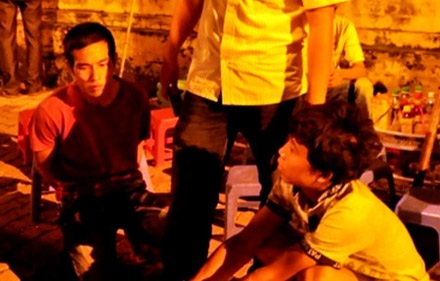Theo chân các trinh sát truy quét trộm cắp trên xe buýt - 1 Theo chân các trinh sát truy quét trộm cắp trên xe buýt - 1