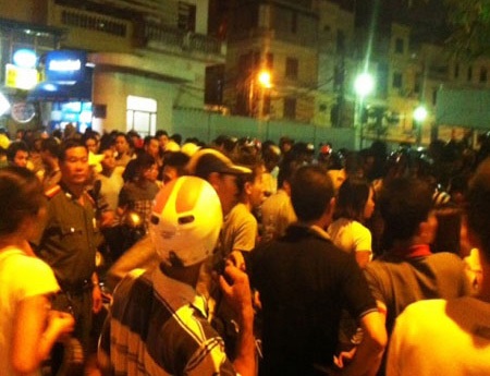 Hà Nội: Náo loạn đường phố vì một... chú sóc  - 1